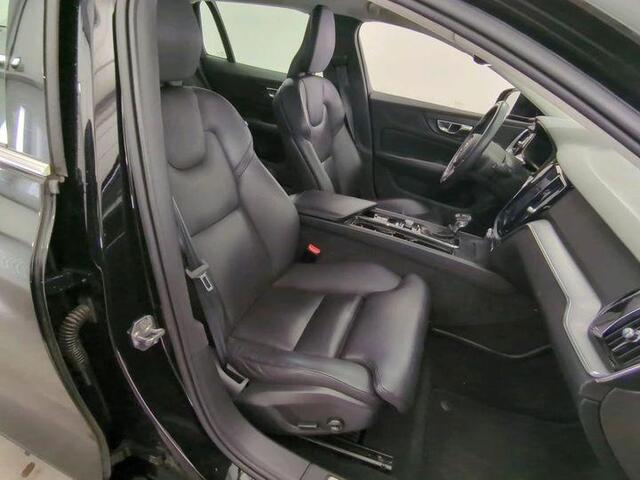 Volvo V60 2.0 T4 Momentum Pro | Trekhaak | Adaptieve Cruise Controle | Blis | Leder | Stoel + stuur verwarming | Standkachel | Camera |