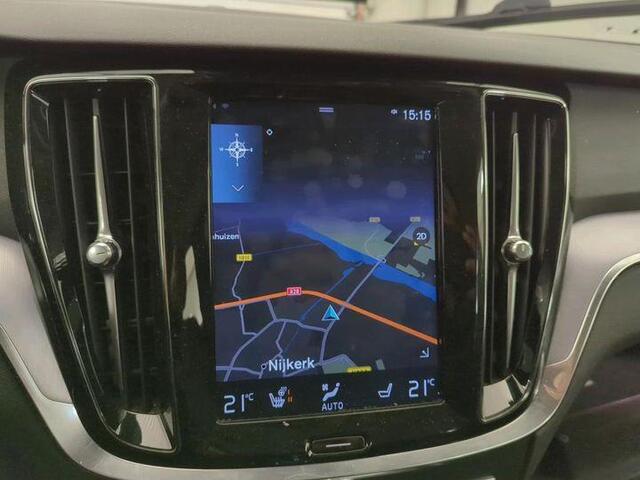 Volvo V60 2.0 T4 Momentum Pro | Trekhaak | Adaptieve Cruise Controle | Blis | Leder | Stoel + stuur verwarming | Standkachel | Camera |