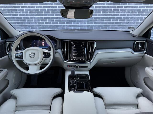 Volvo V60 2.0 T6 Plug-in hybrid AWD Plus Dark | 19" Diamond cut velgen | Trekhaak | Harman/Kardon | Adaptieve Cruise Controle | Blis | Leder | Stoel+Stuur verwarming |