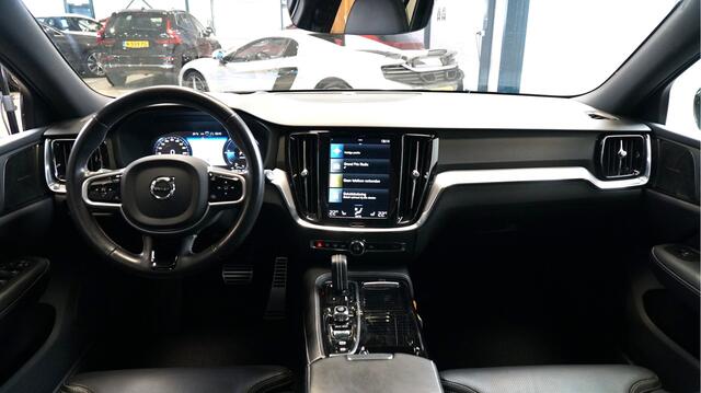 Volvo V60 2.0 T6 Recharge AWD 250kW/340pk Aut8 R-Design PANORAMADAK + HARMAN/KARDON + STOELMASSAGE + ADAPT.CRUISE + BLIS + PILOT ASSIST + STOELVERWARMING V&A + HEAD-UP + STOELMASSAGE&-VENTILATIE + 360 CAMERA + PARKSENSOREN + 18" LM-VELGEN!!