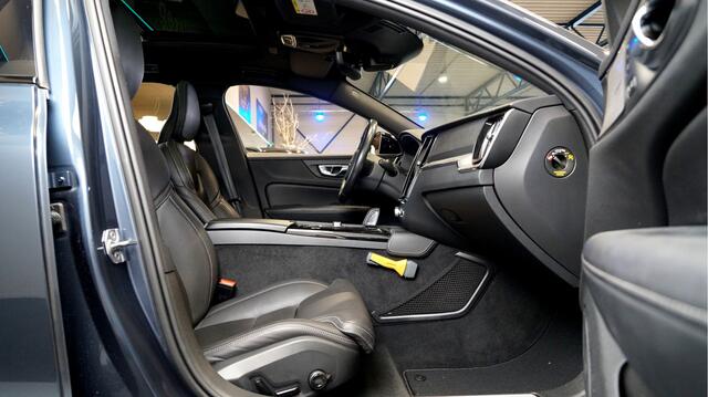 Volvo V60 2.0 T6 Recharge AWD 250kW/340pk Aut8 R-Design PANORAMADAK + HARMAN/KARDON + STOELMASSAGE + ADAPT.CRUISE + BLIS + PILOT ASSIST + STOELVERWARMING V&A + HEAD-UP + STOELMASSAGE&-VENTILATIE + 360 CAMERA + PARKSENSOREN + 18" LM-VELGEN!!