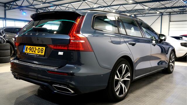 Volvo V60 2.0 T6 Recharge AWD 250kW/340pk Aut8 R-Design PANORAMADAK + HARMAN/KARDON + STOELMASSAGE + ADAPT.CRUISE + BLIS + PILOT ASSIST + STOELVERWARMING V&A + HEAD-UP + STOELMASSAGE&-VENTILATIE + 360 CAMERA + PARKSENSOREN + 18" LM-VELGEN!!