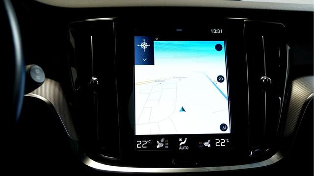 Volvo V60 2.0 T6 Recharge AWD 250kW/340pk Aut8 R-Design PANORAMADAK + HARMAN/KARDON + STOELMASSAGE + ADAPT.CRUISE + BLIS + PILOT ASSIST + STOELVERWARMING V&A + HEAD-UP + STOELMASSAGE&-VENTILATIE + 360 CAMERA + PARKSENSOREN + 18" LM-VELGEN!!