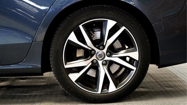 Volvo V60 2.0 T6 Recharge AWD 250kW/340pk Aut8 R-Design PANORAMADAK + HARMAN/KARDON + STOELMASSAGE + ADAPT.CRUISE + BLIS + PILOT ASSIST + STOELVERWARMING V&A + HEAD-UP + STOELMASSAGE&-VENTILATIE + 360 CAMERA + PARKSENSOREN + 18" LM-VELGEN!!