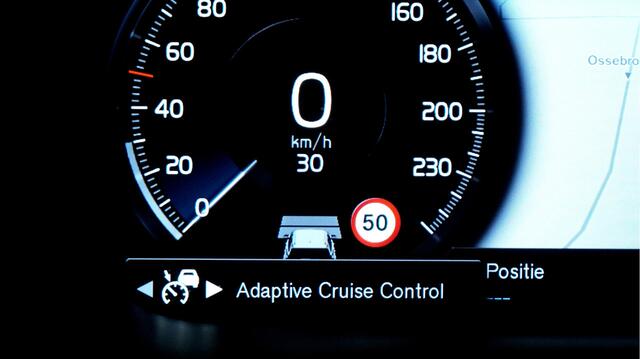 Volvo V60 2.0 T6 Recharge AWD 250kW/340pk Aut8 R-Design PANORAMADAK + HARMAN/KARDON + STOELMASSAGE + ADAPT.CRUISE + BLIS + PILOT ASSIST + STOELVERWARMING V&A + HEAD-UP + STOELMASSAGE&-VENTILATIE + 360 CAMERA + PARKSENSOREN + 18" LM-VELGEN!!