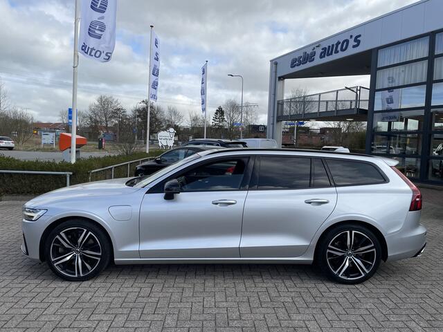 Volvo V60 2.0 T6 340 pk Recharge AWD R-Design Trekhaak Panodak Elek.stoelen + Nappa Leer Stoelverwarming + Ventilatie Stuurverwarming 19 Inch Velgen Carplay Extra Getint Glas Donkere Hemel 1e Eigenaar Plug In Hybride