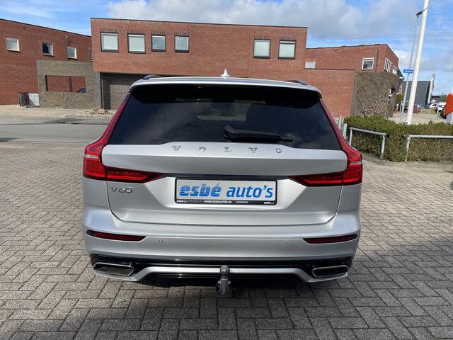 Volvo V60 2.0 T6 340 pk Recharge AWD R-Design Trekhaak Panodak Elek.stoelen + Nappa Leer Stoelverwarming + Ventilatie Stuurverwarming 19 Inch Velgen Carplay Extra Getint Glas Donkere Hemel 1e Eigenaar Plug In Hybride