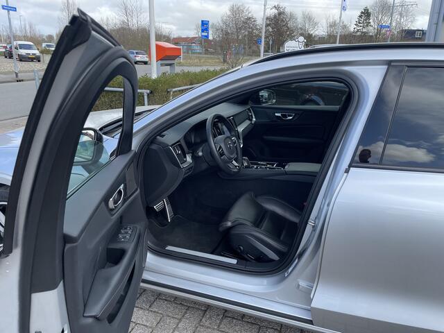 Volvo V60 2.0 T6 340 pk Recharge AWD R-Design Trekhaak Panodak Elek.stoelen + Nappa Leer Stoelverwarming + Ventilatie Stuurverwarming 19 Inch Velgen Carplay Extra Getint Glas Donkere Hemel 1e Eigenaar Plug In Hybride