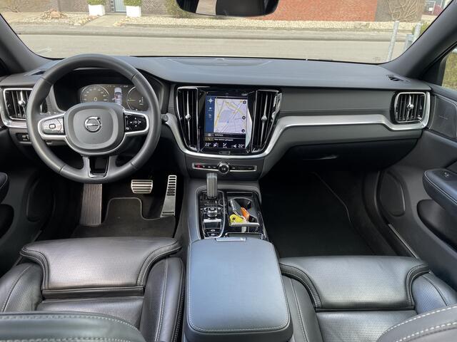Volvo V60 2.0 T6 340 pk Recharge AWD R-Design Trekhaak Panodak Elek.stoelen + Nappa Leer Stoelverwarming + Ventilatie Stuurverwarming 19 Inch Velgen Carplay Extra Getint Glas Donkere Hemel 1e Eigenaar Plug In Hybride