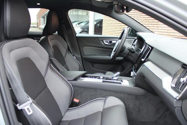 Volvo V60 B4 AUT7 197PK Plus Dark | Panoramisch Schuif-/Kanteldak | Harman/Kardon Premium Geluidssysteem | elektrisch verstelbare stoelen met Geheugenfunctie | Verwarmbare Voor- en Achterstoelen | Stuurwielverwarming | 20" Lichtmetalen Velgen | Extra Getint Glas | 