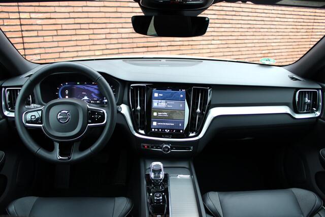 Volvo V60 B4 AUT7 197PK Plus Dark | Panoramisch Schuif-/Kanteldak | Harman/Kardon Premium Geluidssysteem | elektrisch verstelbare stoelen met Geheugenfunctie | Verwarmbare Voor- en Achterstoelen | Stuurwielverwarming | 20" Lichtmetalen Velgen | Extra Getint Glas | 