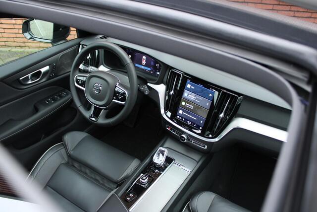 Volvo V60 B4 AUT7 197PK Plus Dark | Panoramisch Schuif-/Kanteldak | Harman/Kardon Premium Geluidssysteem | elektrisch verstelbare stoelen met Geheugenfunctie | Verwarmbare Voor- en Achterstoelen | Stuurwielverwarming | 20" Lichtmetalen Velgen | Extra Getint Glas | 
