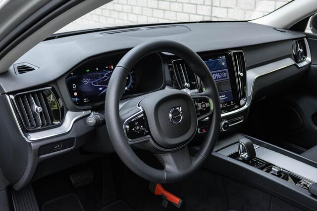 Volvo V60 B4 Automaat Plus Dark | Premium Audio by Harman Kardon | Elektrisch bedienbare voorstoelen | Adaptive Cruise Control | Blind Spot | Semi Elektrische Trekhaak