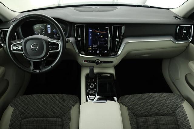 Volvo V60 2.0 T6 Recharge AWD Momentum Pro | Trekhaak | Stoel & stuurverwarming | Harman/Kardon | Camera | Carplay | Adaptive cruise