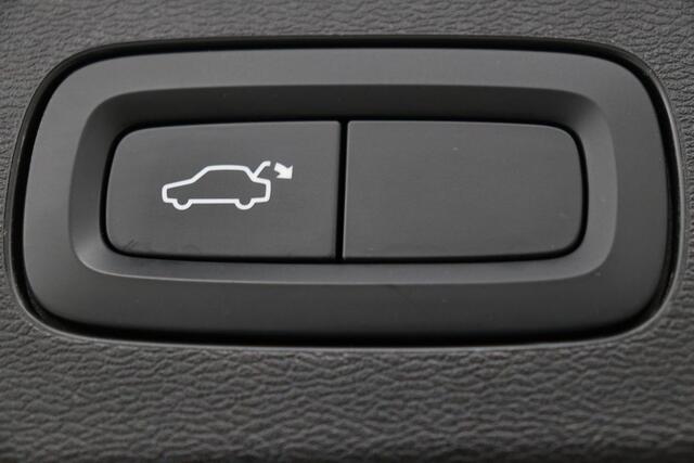 Volvo V60 2.0 T6 Recharge AWD Momentum Pro | Trekhaak | Stoel & stuurverwarming | Harman/Kardon | Camera | Carplay | Adaptive cruise
