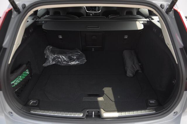 Volvo V60 T6 350PK Automaat Plus Dark / Adaptieve cruise control / Apple carplay / Elektrische stoelen met geheugen / Parkeersensoren met camera / Elektrische achterklep