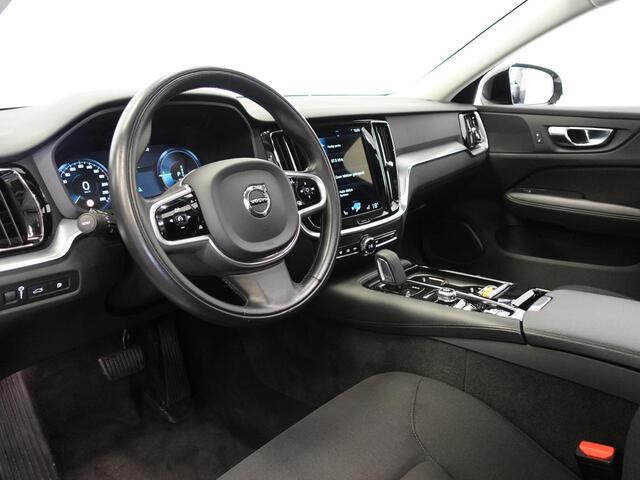 Volvo V60 2.0 T6 Recharge AWD R-Design Panoramadak Navigatie Apple Carplay/Android Auto Camera Parkeersensoren Stoel- en stuurverwarming Cruise Control Blind Spot Assist Virtual Cockpit Climate Control