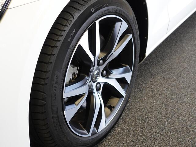 Volvo V60 2.0 T6 Recharge AWD R-Design Panoramadak Navigatie Apple Carplay/Android Auto Camera Parkeersensoren Stoel- en stuurverwarming Cruise Control Blind Spot Assist Virtual Cockpit Climate Control