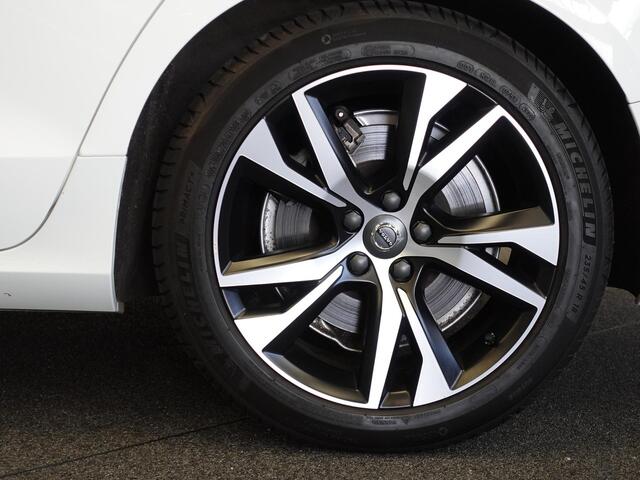 Volvo V60 2.0 T6 Recharge AWD R-Design Panoramadak Navigatie Apple Carplay/Android Auto Camera Parkeersensoren Stoel- en stuurverwarming Cruise Control Blind Spot Assist Virtual Cockpit Climate Control
