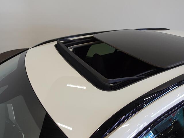 Volvo V60 2.0 T6 Recharge AWD R-Design Panoramadak Navigatie Apple Carplay/Android Auto Camera Parkeersensoren Stoel- en stuurverwarming Cruise Control Blind Spot Assist Virtual Cockpit Climate Control