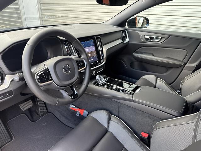 Volvo V60 2.0 T6 Plug-in hybrid AWD Plus Dark / Adapt. Cruise control / Camera / 19" LMV / 2.000KG trekgewicht