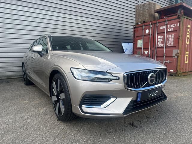 Volvo V60 2.0 T6 Plug-in hybrid AWD Essential Edition / Moritz Leder / Park Assist / 19" LMV / Verw. Stoel & stuurwiel