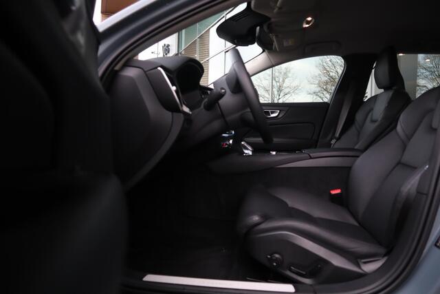 Volvo V60 T8 Recharge AWD Plus Bright l Adaptieve Cruise Control met Pilot Assist l Elektrisch bedienbare bestuurdersstoel met geheugen l Park Assist voor + achter & camera l Verwarmbare voorstoelen & achterbank l Verwarmbaar stuurwiel l DAB+ l Apple CarPlay l 2-zo