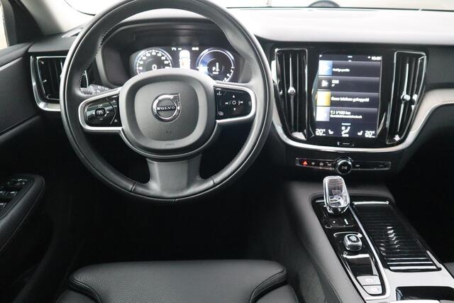 Volvo V60 T8 Recharge AWD Plus Bright l Adaptieve Cruise Control met Pilot Assist l Elektrisch bedienbare bestuurdersstoel met geheugen l Park Assist voor + achter & camera l Verwarmbare voorstoelen & achterbank l Verwarmbaar stuurwiel l DAB+ l Apple CarPlay l 2-zo