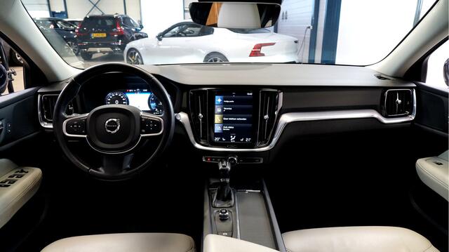 Volvo V60 2.0 T5 184kW/250pk Aut8 Business Pro PANORAMADAK + CLIMA + CRUISE + LEER + EL.TREKHAAK + LANE ASSIST + STOELVERWARMING + CD-SPELER + VOLVO ON-CALL + STOELVERWARMING + APPLE CARPLAY/ANDROID AUTO + DAB AUDIO + PARKSENSOREN V&A + 18" LM-VELGEN!!