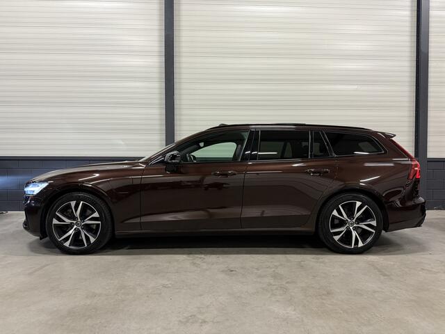 Volvo V60 T6 Recharge AWD R-Design PANO/MEMORY/H&K/CAMERA/KEYLESS/SPORT-LEER/18"/DAB/STANDKACHEL/PRIVACY/ELECTR.TREKHAAK/BLACK-LINE/MAPLE BROWN METALLIC