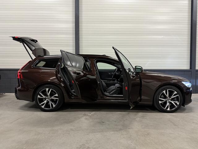 Volvo V60 T6 Recharge AWD R-Design PANO/MEMORY/H&K/CAMERA/KEYLESS/SPORT-LEER/18"/DAB/STANDKACHEL/PRIVACY/ELECTR.TREKHAAK/BLACK-LINE/MAPLE BROWN METALLIC