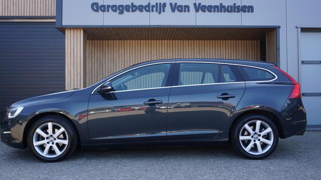 Volvo V60 1.5 123PK T2 Automaat Kinetic Navi Xenon Clima H-Leder Stoelverwarming 17inch LM *Savile Grey Metallic* NL auto! 115771km!