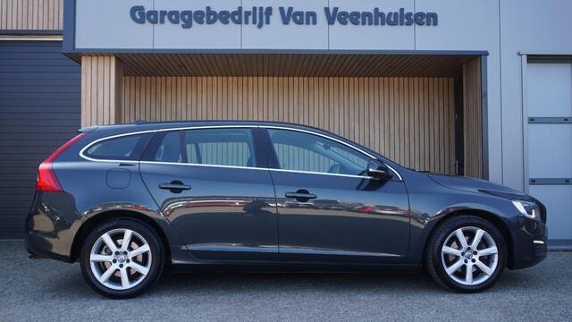 Volvo V60 1.5 123PK T2 Automaat Kinetic Navi Xenon Clima H-Leder Stoelverwarming 17inch LM *Savile Grey Metallic* NL auto! 115771km!