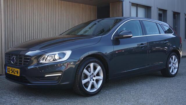 Volvo V60 1.5 123PK T2 Automaat Kinetic Navi Xenon Clima H-Leder Stoelverwarming 17inch LM *Savile Grey Metallic* NL auto! 115771km!