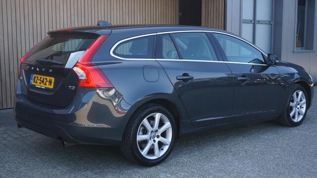 Volvo V60 1.5 123PK T2 Automaat Kinetic Navi Xenon Clima H-Leder Stoelverwarming 17inch LM *Savile Grey Metallic* NL auto! 115771km!