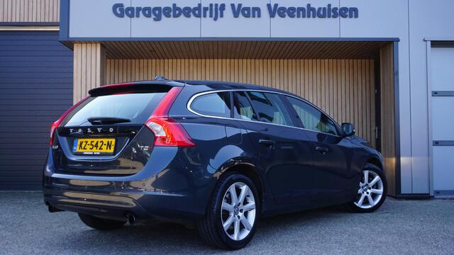 Volvo V60 1.5 123PK T2 Automaat Kinetic Navi Xenon Clima H-Leder Stoelverwarming 17inch LM *Savile Grey Metallic* NL auto! 115771km!