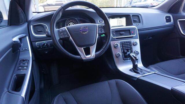 Volvo V60 1.5 123PK T2 Automaat Kinetic Navi Xenon Clima H-Leder Stoelverwarming 17inch LM *Savile Grey Metallic* NL auto! 115771km!