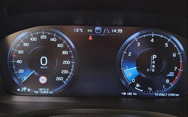 Volvo V60 2.0 T5 Momentum | Trekhaak | Adaptieve Cruise Controle | Blis | Standkachel | Leder | Stoel + Stuur verwarming |