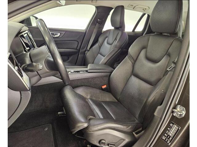 Volvo V60 2.0 T5 Momentum | Trekhaak | Adaptieve Cruise Controle | Blis | Standkachel | Leder | Stoel + Stuur verwarming |