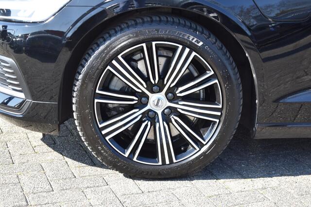 Volvo V60 T6 340 PK Recharge AWD Business Pro | Trekhaak | ACC | Blis | Camera | 18"LMV | Stoelverwarming | Stuurverwarming