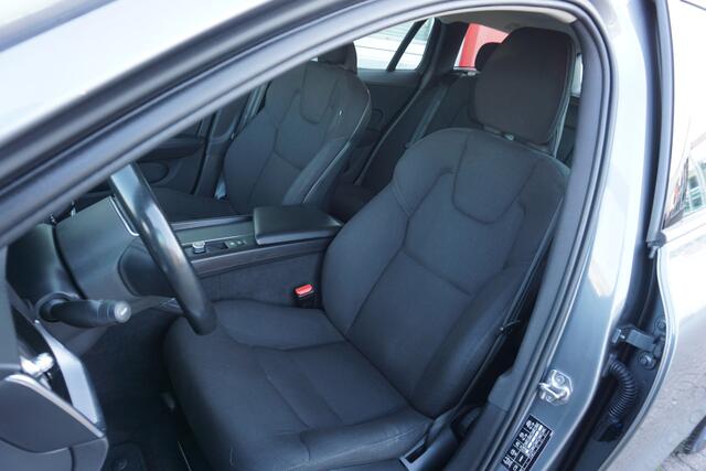 Volvo V60 2.0 B3 Momentum Advantage | Climate Pack | Camera | Trekhaak | Origineel NL |