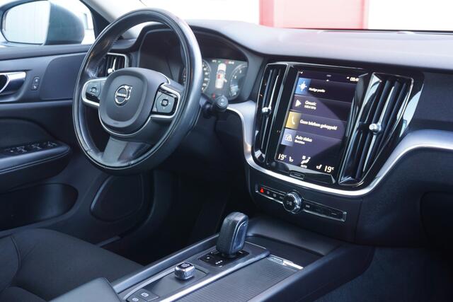 Volvo V60 2.0 B3 Momentum Advantage | Climate Pack | Camera | Trekhaak | Origineel NL |
