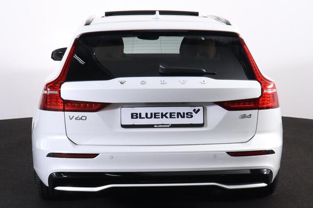 Volvo V60 B4 Plus Dark - Panorama/schuifdak - IntelliSafe Assist & Surround - 360º Camera - Harman/Kardon audio - Adaptieve LED koplampen - Verwarmde voorstoelen, stuur & achterbank - Parkeersensoren voor & achter - Elektr. bedienb. voorstoelen met geheugen - Draad
