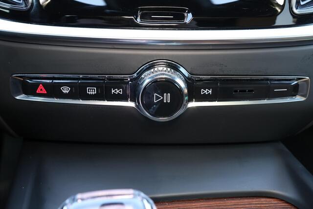 Volvo V60 B4 Plus Dark - Panorama/schuifdak - IntelliSafe Assist & Surround - 360º Camera - Harman/Kardon audio - Adaptieve LED koplampen - Verwarmde voorstoelen, stuur & achterbank - Parkeersensoren voor & achter - Elektr. bedienb. voorstoelen met geheugen - Draad