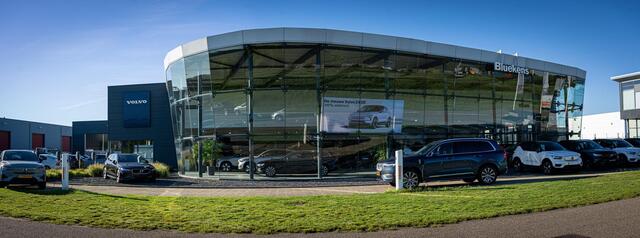 Volvo V60 T6 Plug-in hybrid AWD Essential Edition - IntelliSafe Assist & Surround - Leder - Elektrisch bed. lendensteun - Verwarmbare voorstoelen - Verwarmbaar stuurwiel - Verwarmbare achterbank - Parkeersensoren voor & achter - Parkeercamera - 18' LMV - Elektr. be