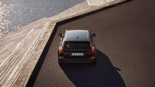 Volvo V60 T6 AWD 350 pk Plug-in hybrid Essential | Adaptive Cruise Control | 18" Diamond Black velgen | LED verlichting