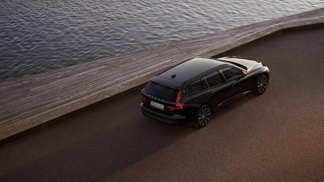 Volvo V60 T6 AWD 350 pk Plug-in hybrid Essential | Adaptive Cruise Control | 18" Diamond Black velgen | LED verlichting
