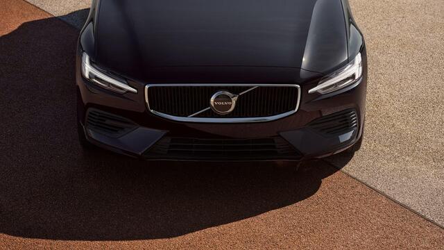 Volvo V60 T6 AWD 350 pk Plug-in hybrid Essential | Adaptive Cruise Control | 18" Diamond Black velgen | LED verlichting