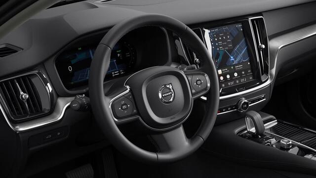 Volvo V60 T6 AWD 350 pk Plug-in hybrid Essential | Adaptive Cruise Control | 18" Diamond Black velgen | LED verlichting