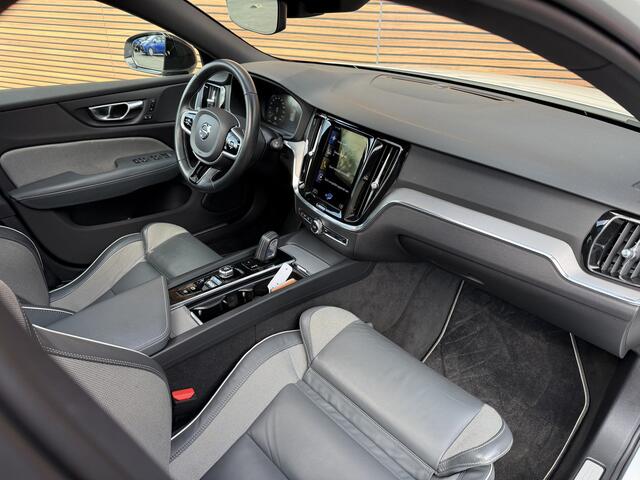 Volvo V60 2.0 B4 R-Design Black-Line Panodak / Adapt. Cruise / Dodehoek / LED / 19inch